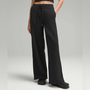 NWT Lululemon Scuba Mid-Rise Wide-Leg Pant *Full Length in
Black size 4
